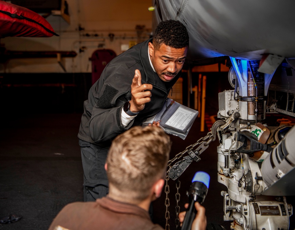 USS Carl Vinson (CVN 70) Conducts Nighttime Operations