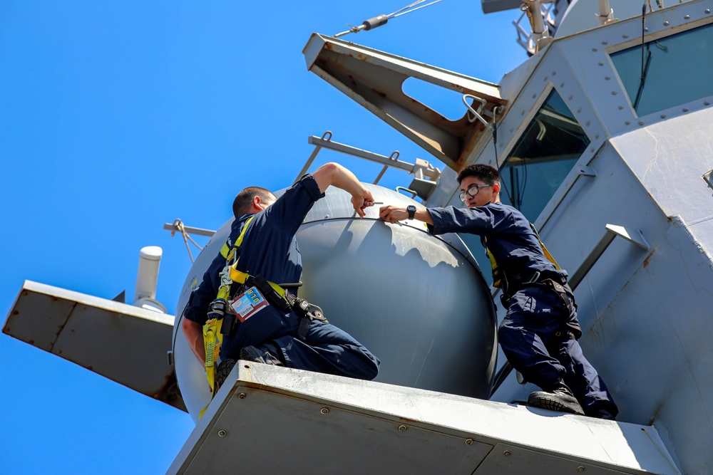 USS Paul Ignatius Antenna Maintenance