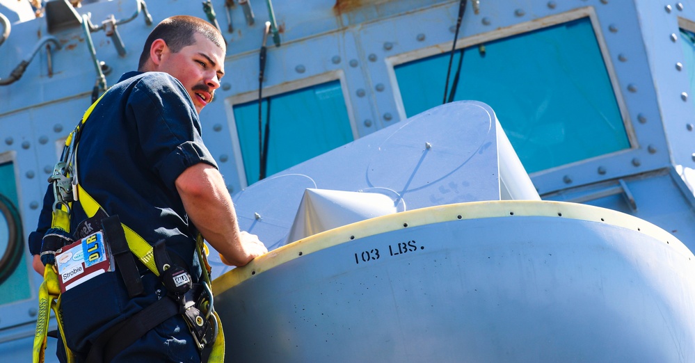 USS Paul Ignatius Antenna Maintenance