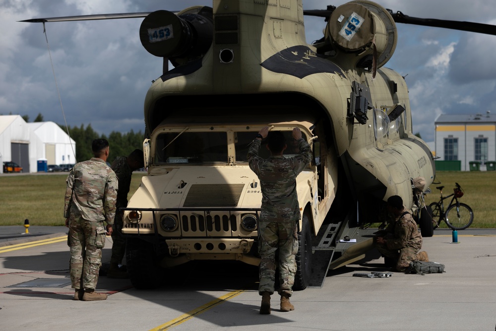 4th Infantry Division Soldiers strengthen tactical skills through CH-47 Chinook cold load training in Latvia