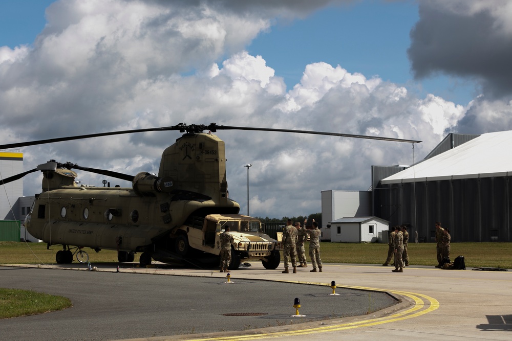 4th Infantry Division Soldiers strengthen tactical skills through CH-47 Chinook cold load training in Latvia