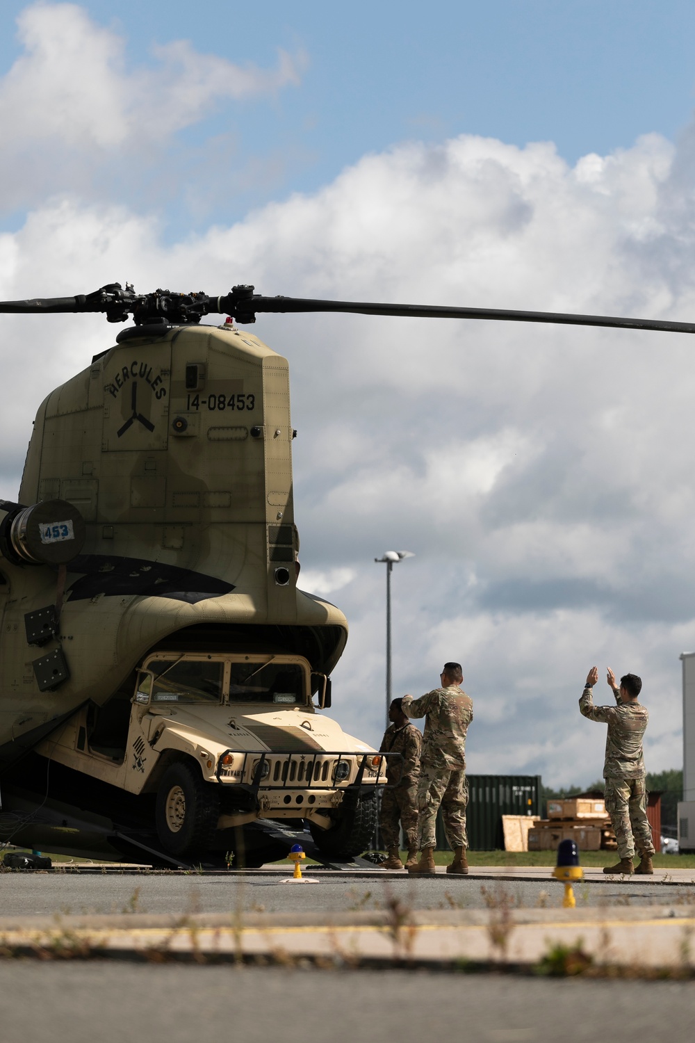 4th Infantry Division Soldiers strengthen tactical skills through CH-47 Chinook cold load training in Latvia