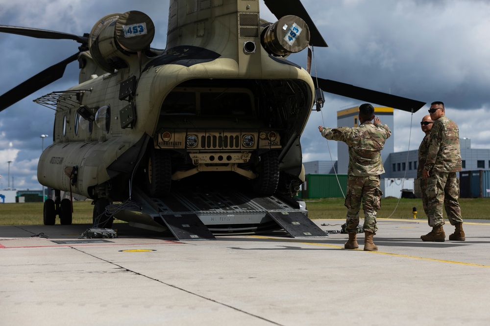 4th Infantry Division Soldiers strengthen tactical skills through CH-47 Chinook cold load training in Latvia