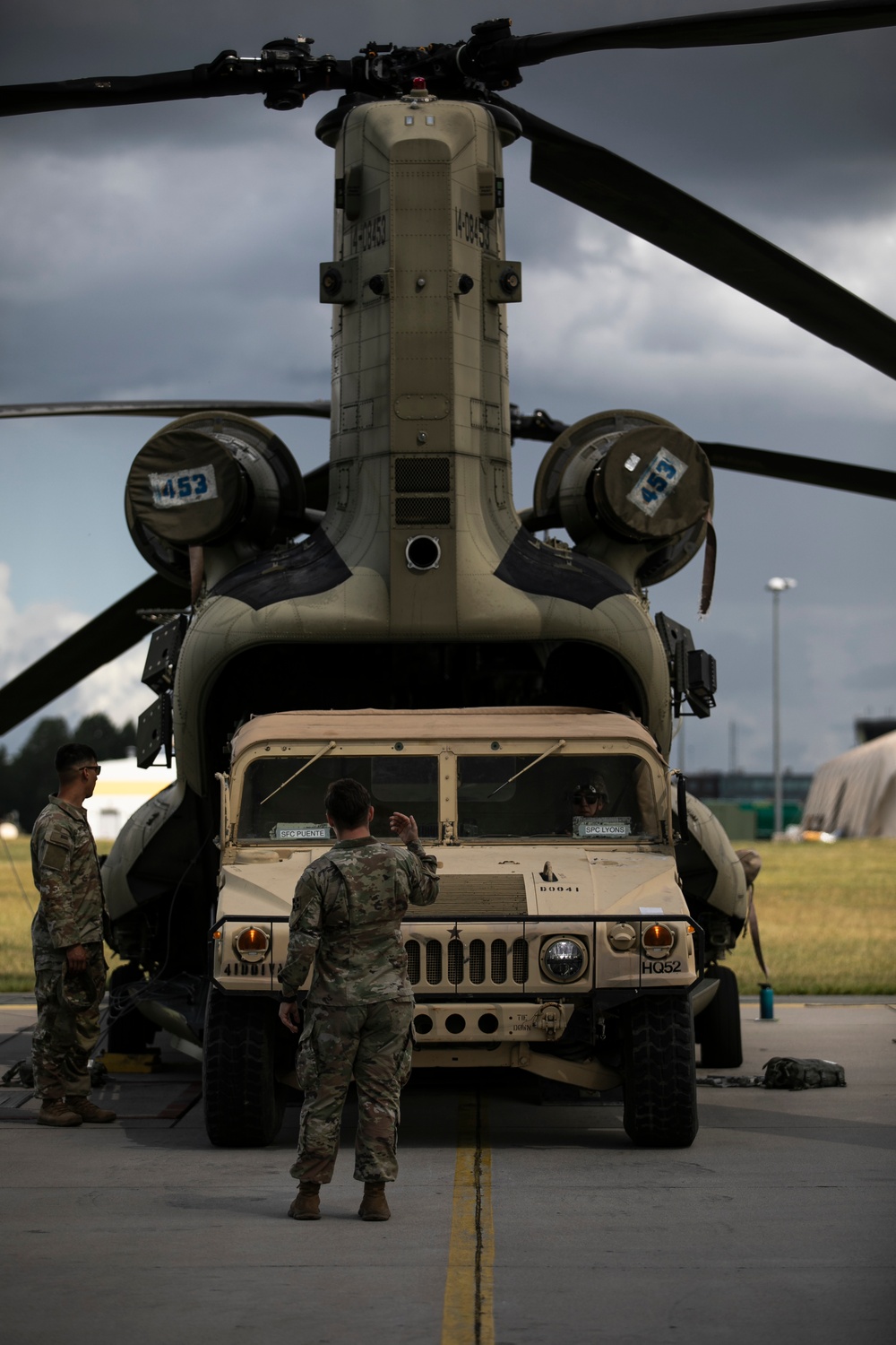 4th Infantry Division Soldiers strengthen tactical skills through CH-47 Chinook cold load training in Latvia