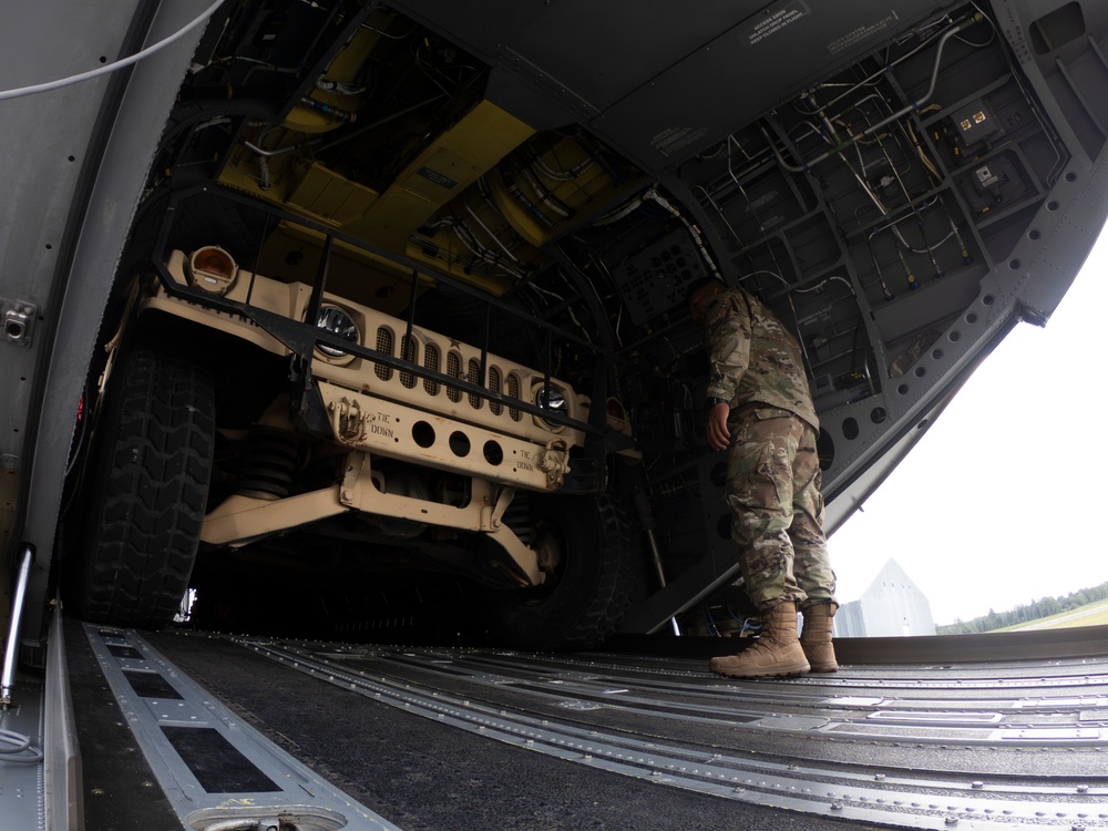 4th Infantry Division Soldiers strengthen tactical skills through CH-47 Chinook cold load training in Latvia