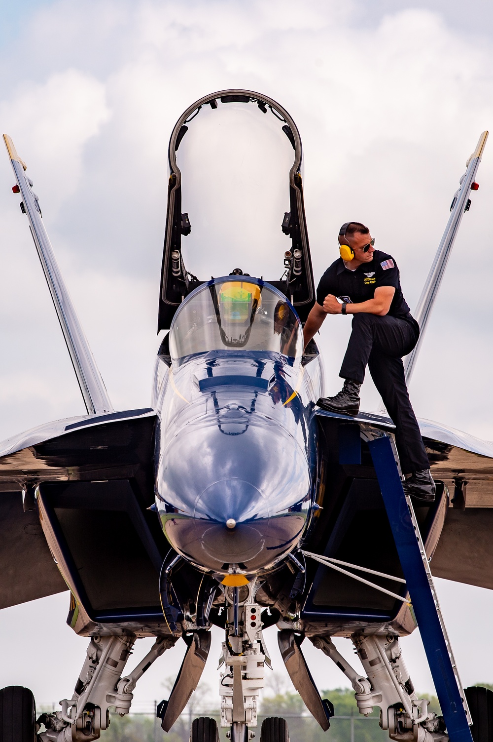 DVIDS Images Blue Angels Perform at Defenders of Liberty Air Show