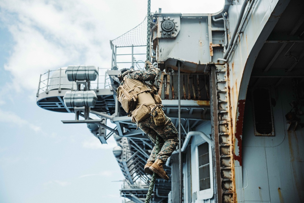 26th MEU Conducts Fast-Rope Training Aboard USS Bataan