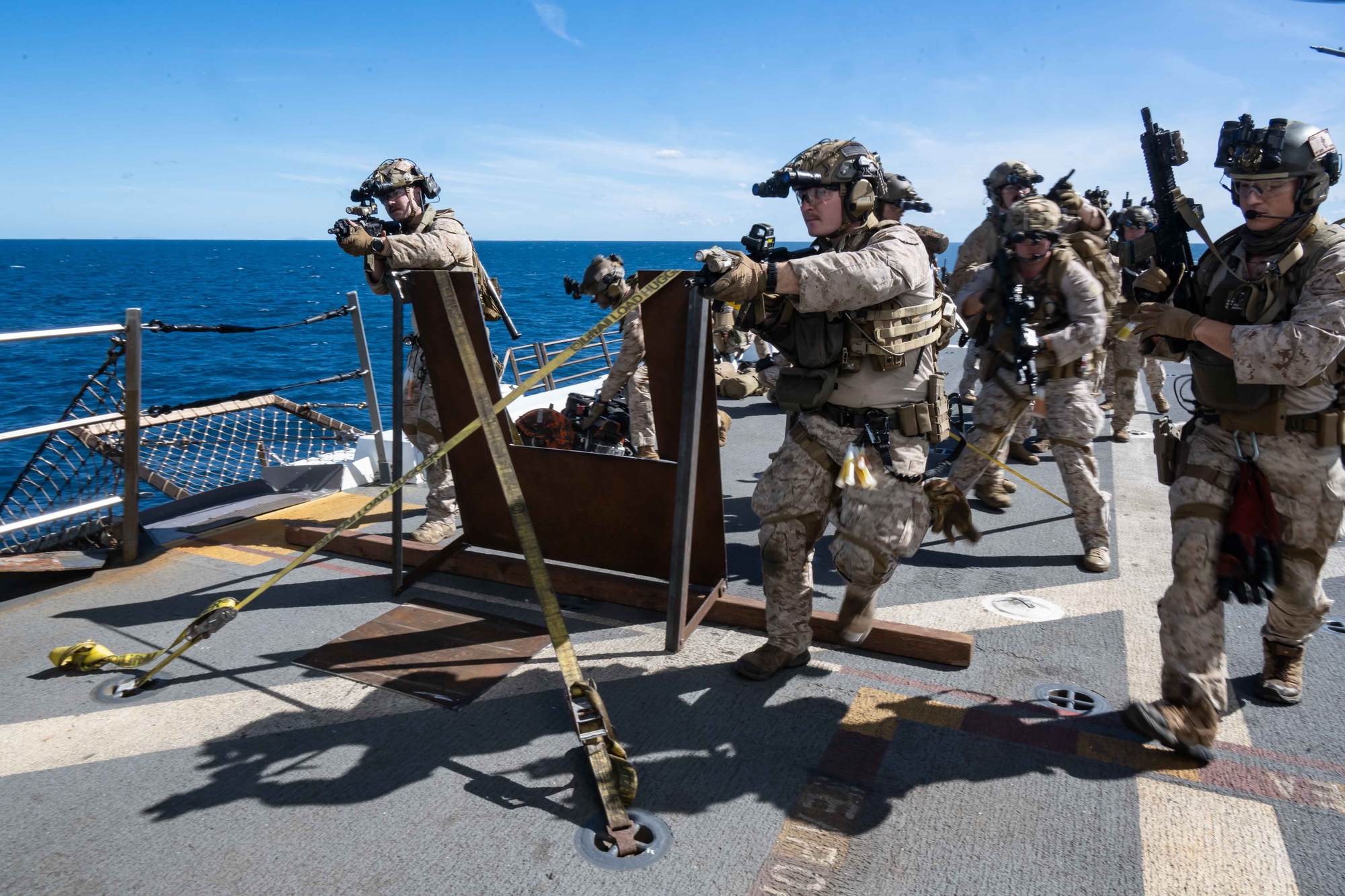 US.NAVY 潜水艦・スツール・アルミ製・米軍払下げ Navy Tests Mine Countermeasures on USNS Hershel 'Woody' Williams