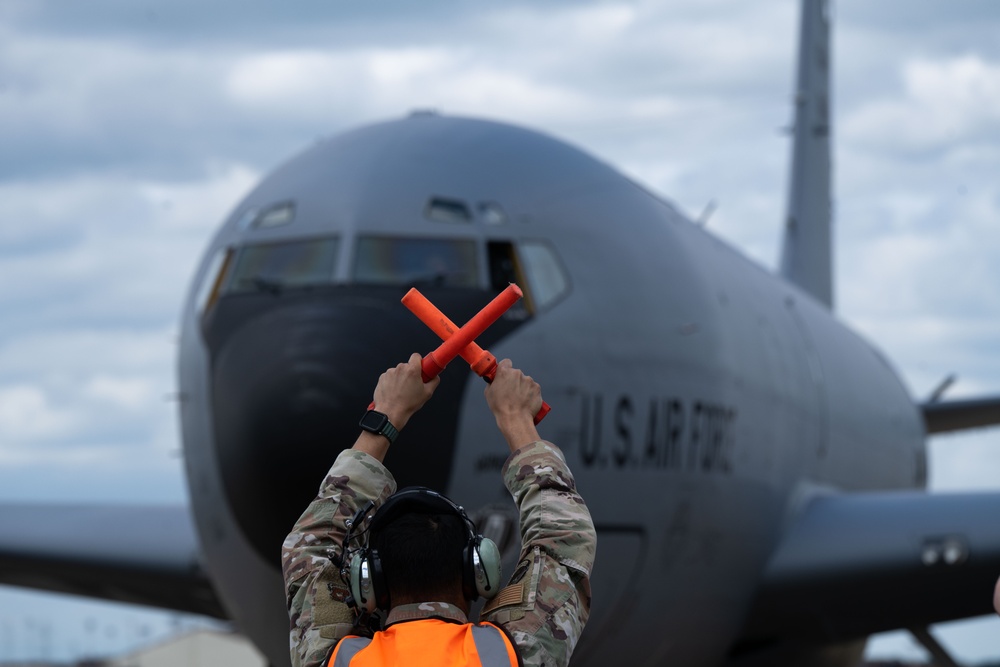 100th Air Refueling Wing commander celebrates his final flight on KC-135