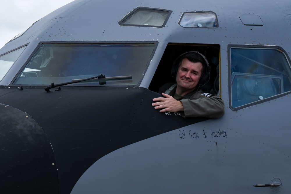 100th Air Refueling Wing commander celebrates his final flight on KC-135