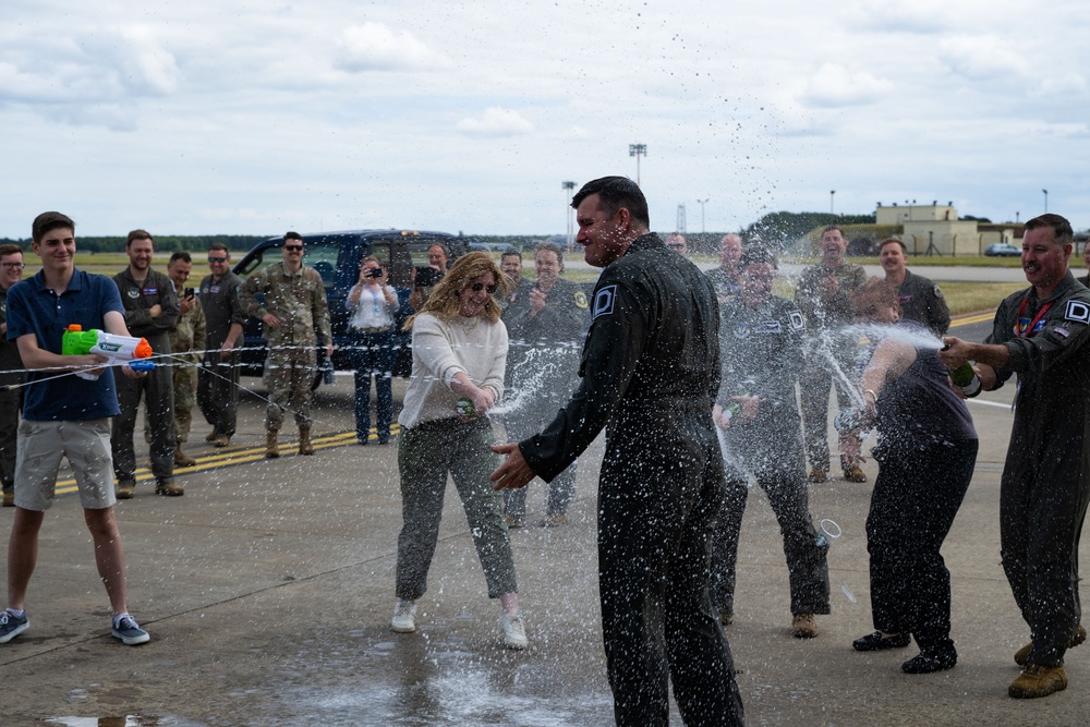 100th Air Refueling Wing commander celebrates his final flight on KC-135