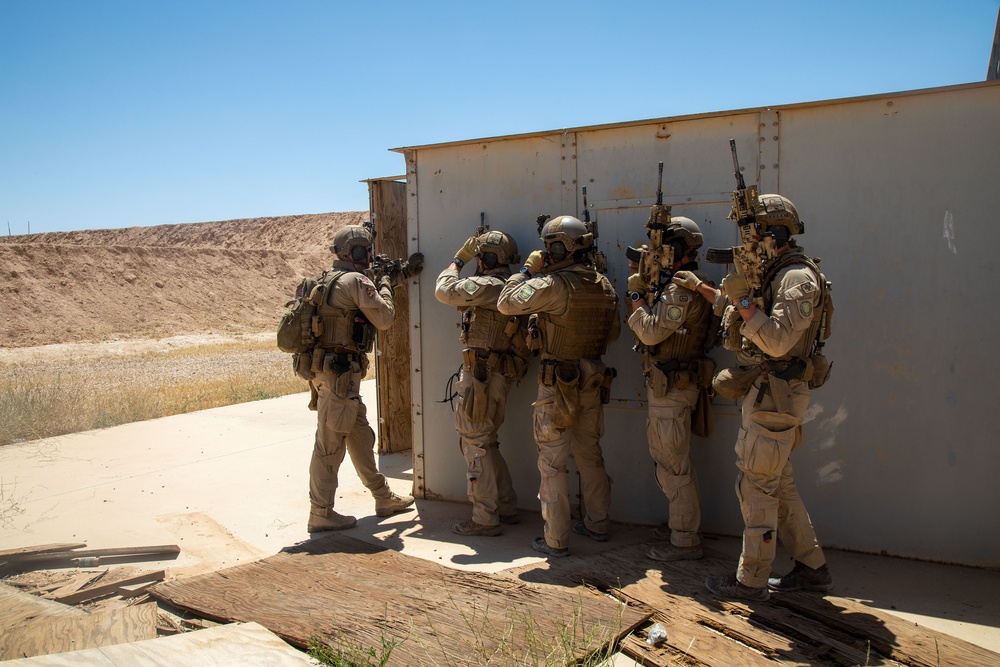 Norwegian soldiers conduct a live-fire exercise at Al Asad Air Base