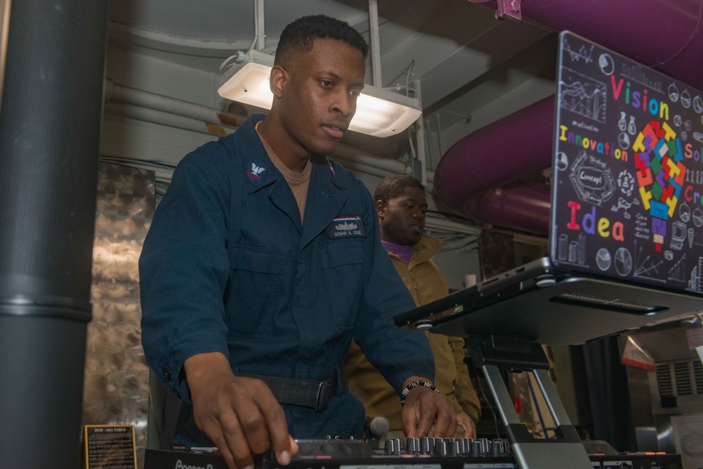 USS Ronald Reagan (CVN 76) hosts an ice cream social