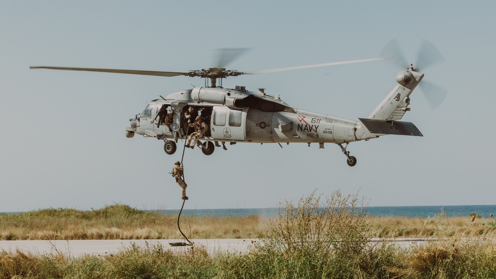 2d Recon Conducts Fast Roping