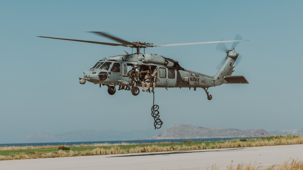 2d Recon Conducts Fast Roping