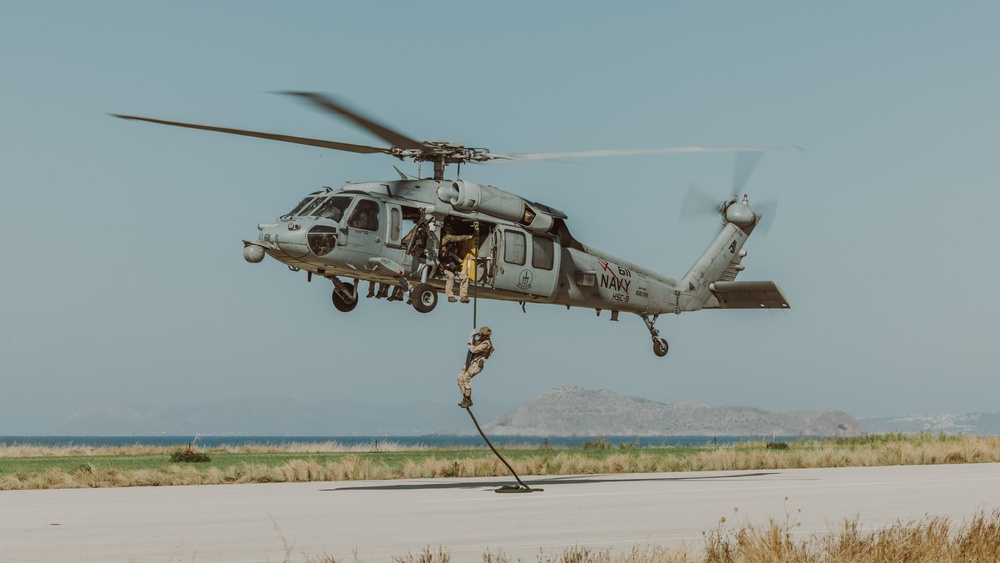 2d Recon Conducts Fast Roping