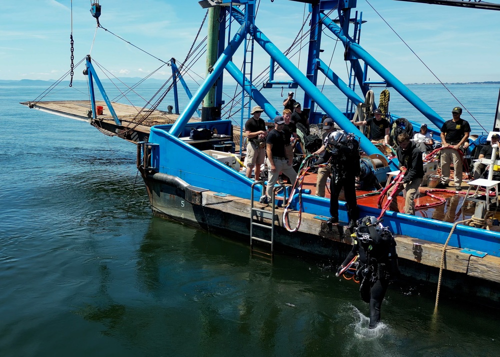 DVIDS - Images - US Army deep sea divers retrieve derelict fishing