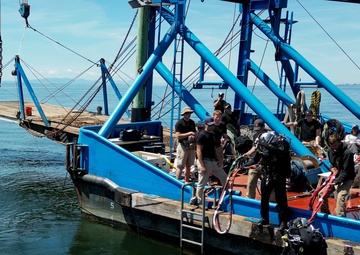 US Army deep sea divers retrieve derelict fishing nets in partnership with Washington Dept. of Natural Resources