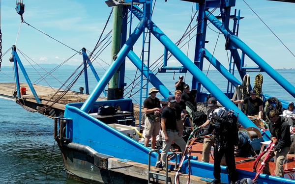 US Army deep sea divers retrieve derelict fishing nets in partnership with Washington Dept. of Natural Resources