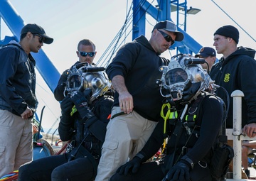 US Army deep sea divers retrieve derelict fishing nets in partnership with Washington Dept. of Natural Resources