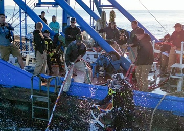 US Army deep sea divers retrieve derelict fishing nets in partnership with Washington Dept. of Natural Resources