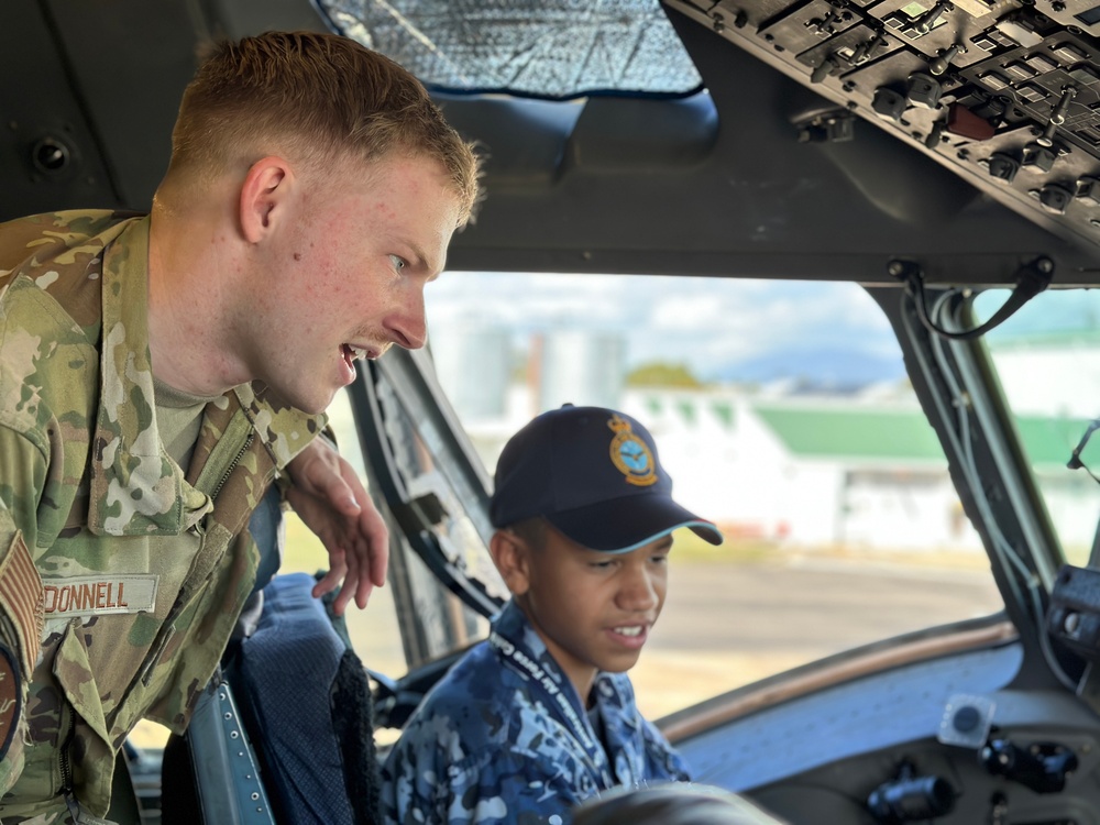 Australian Air Force cadets tour U.S. and Australian aircraft