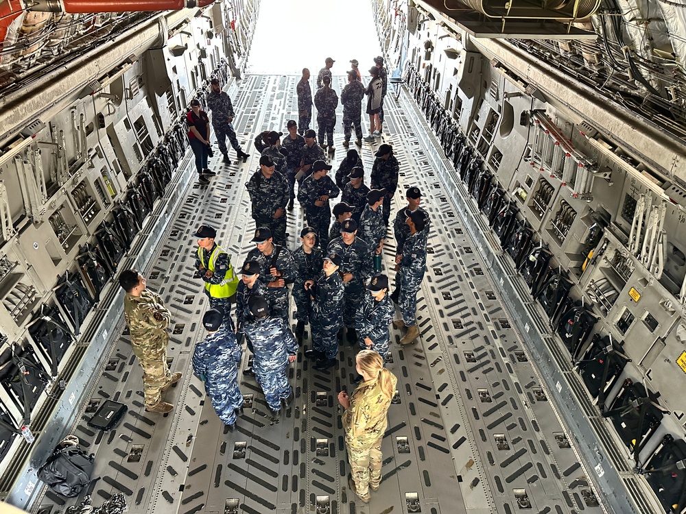 DVIDS - Images - Australian Air Force cadets tour U.S. and Australian  aircraft [Image 8 of 8]