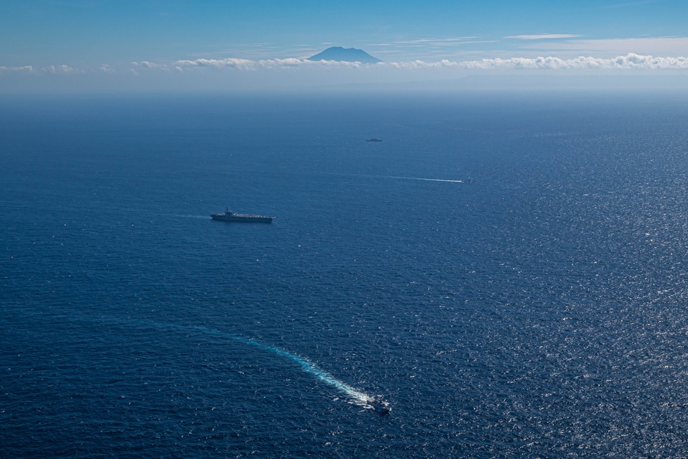 USS Ronald Reagan (CVN 76) steams in formation with Indonesian navy ships KRI Sultan Hasanuddin (366) and KRI Sultan Iskandar Muda (367)