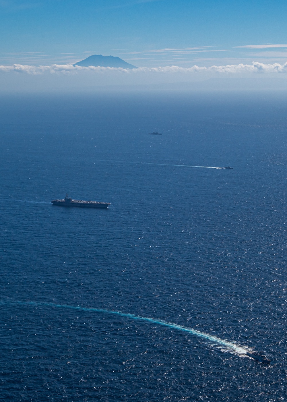 USS Ronald Reagan (CVN 76) steams in formation with Indonesian navy ships KRI Sultan Hasanuddin (366) and KRI Sultan Iskandar Muda (367)