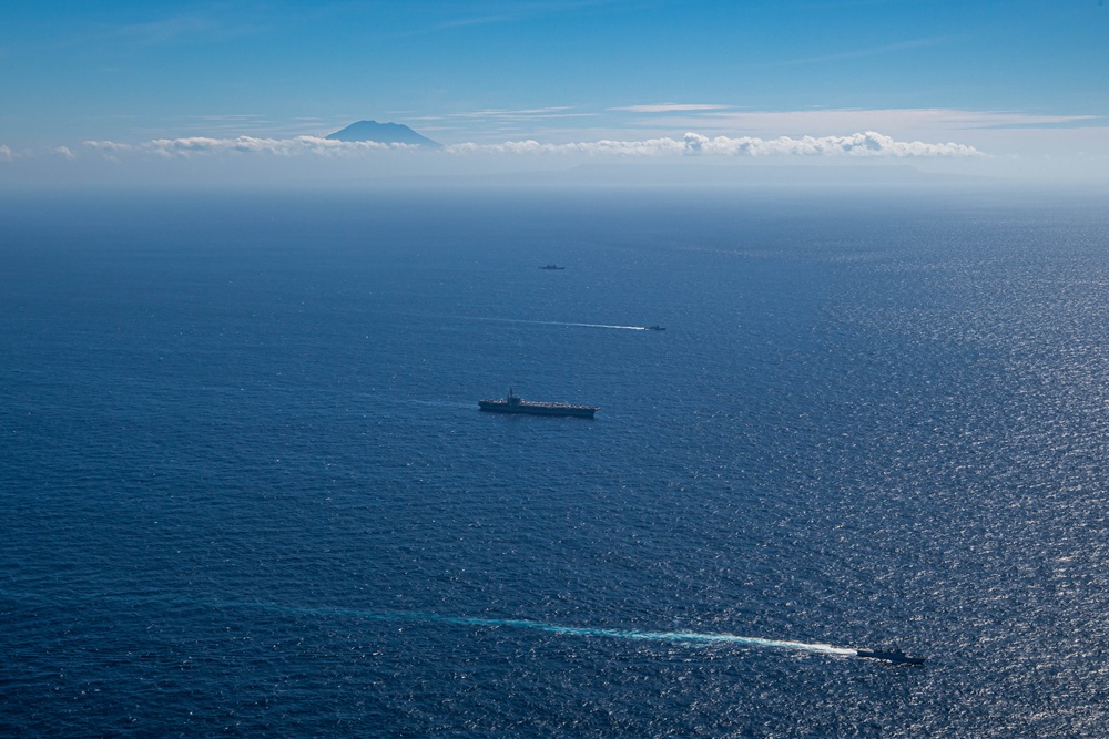 USS Ronald Reagan (CVN 76) steams in formation with Indonesian navy ships KRI Sultan Hasanuddin (366) and KRI Sultan Iskandar Muda (367)