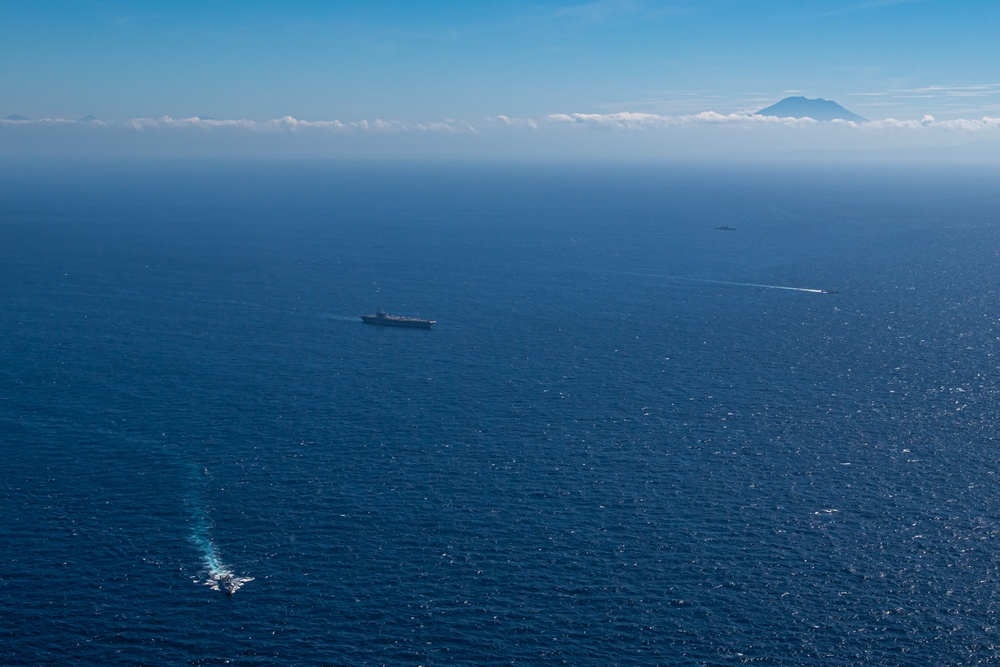 USS Ronald Reagan (CVN 76) steams in formation with Indonesian navy ships KRI Sultan Hasanuddin (366) and KRI Sultan Iskandar Muda (367)