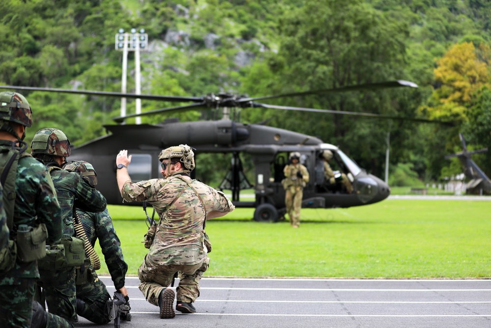 A U.S. Army Soldier from 1st Special Forces Group (Airborne) demonstrates an air assault task to Royal Thai Army soldiers during Hanuman Guardian 2023