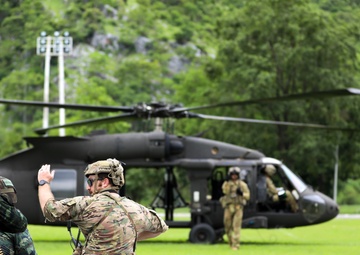 A U.S. Army Soldier from 1st Special Forces Group (Airborne) demonstrates an air assault task to Royal Thai Army soldiers during Hanuman Guardian 2023