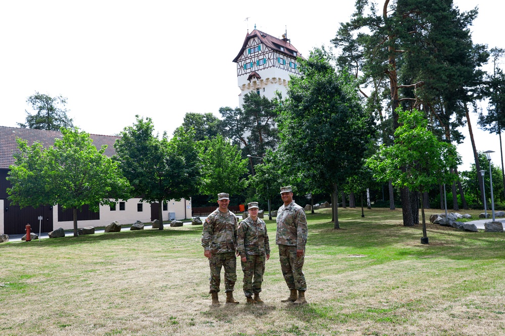 Maj. Gen. Hoyle meets with 7th ATC Commander to observe tank training