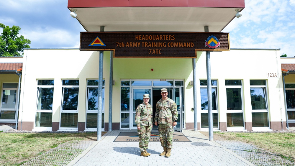 Maj. Gen. Hoyle meets with 7th ATC Commander to observe tank training