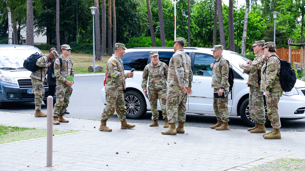 Maj. Gen. Hoyle meets with 7th ATC Commander to observe tank training