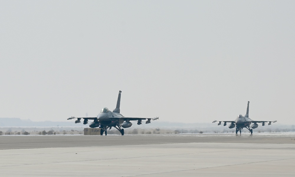 F-16s arrive at ADAB