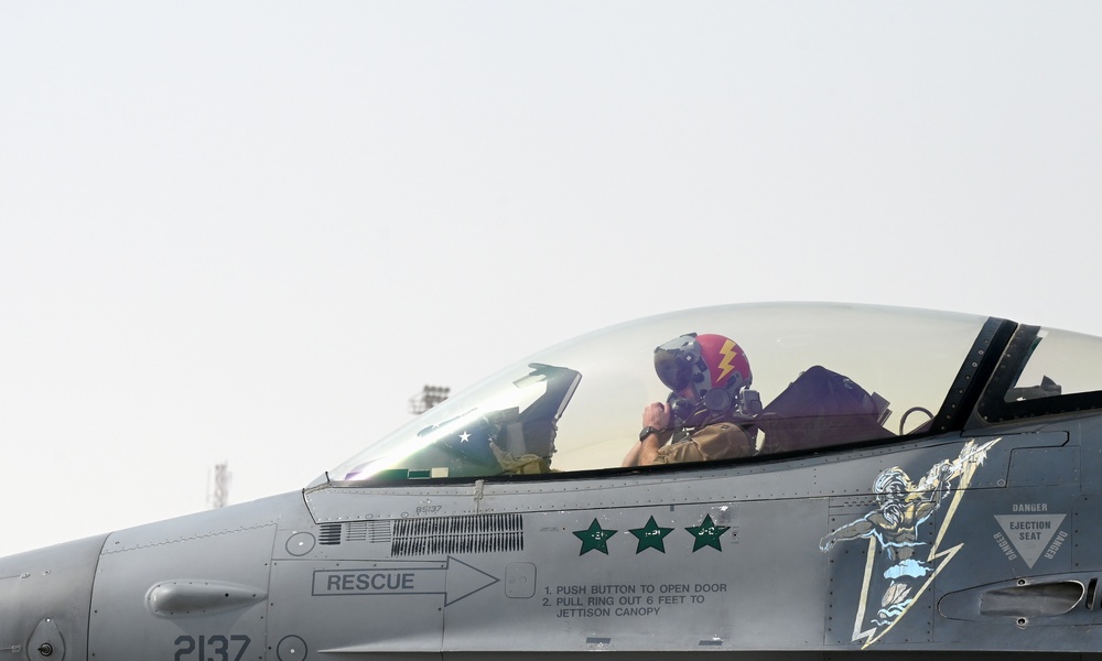 F-16s arrive at ADAB