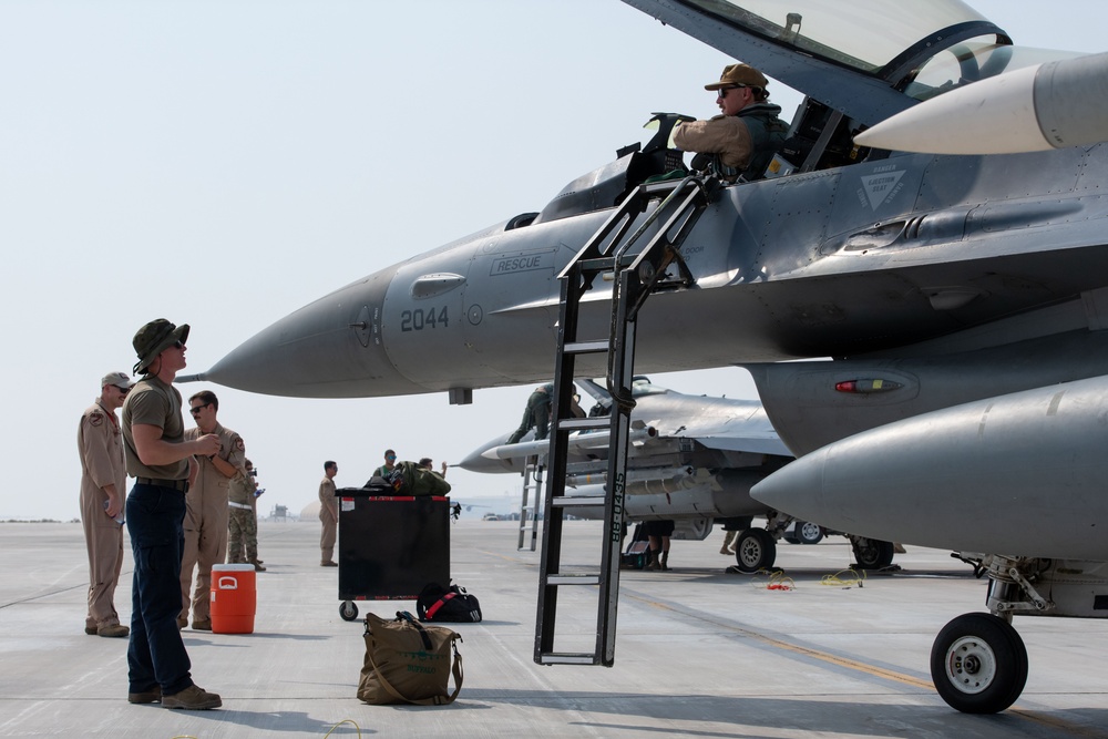 F-16s arrive at ADAB