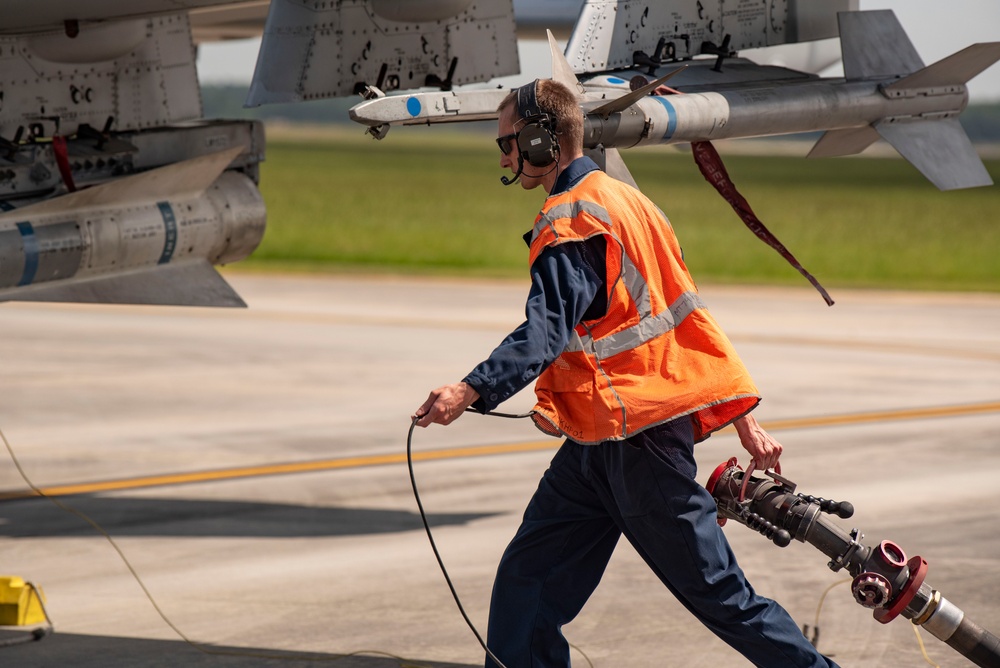 74th Fighter Squadron performs hot-pit refueling