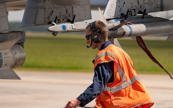74th Fighter Squadron performs hot-pit refueling