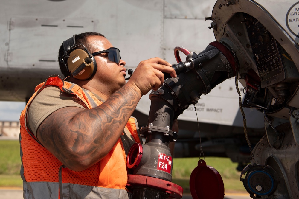 74th Fighter Squadron performs hot-pit refueling