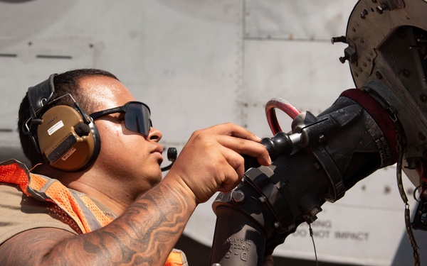 74th Fighter Squadron performs hot-pit refueling