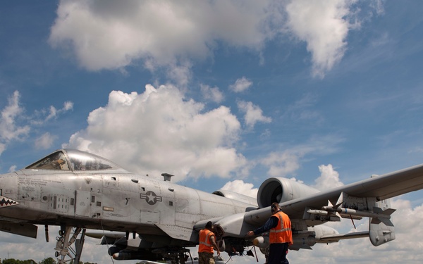 74th Fighter Squadron performs hot-pit refueling