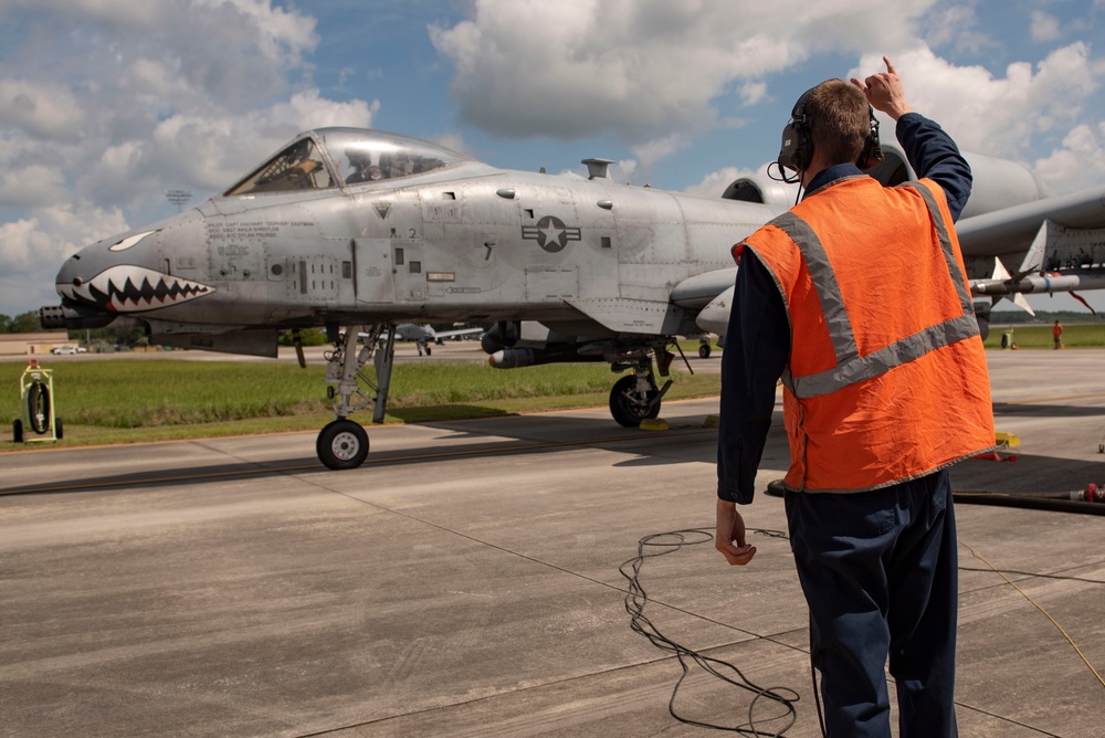 74th Fighter Squadron performs hot-pit refueling