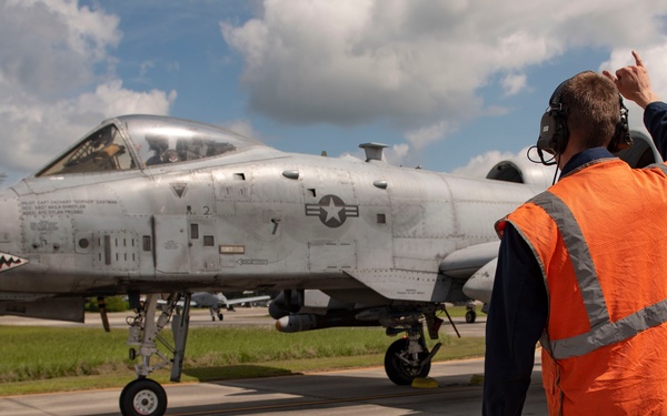 74th Fighter Squadron performs hot-pit refueling