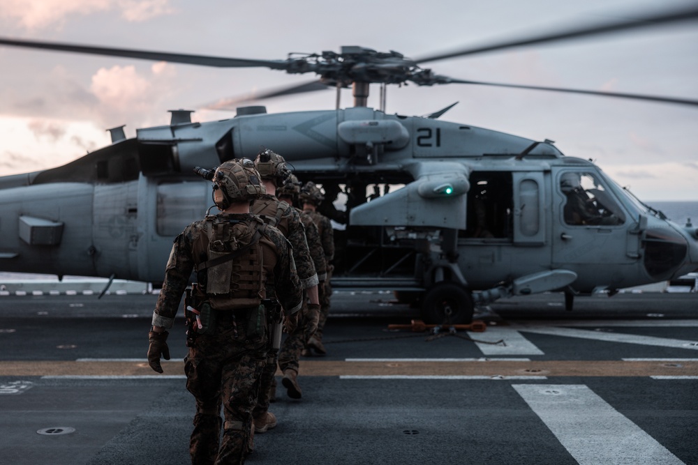 26th's MEU(SOC) MSPF Conduct Fast Rope Insertion