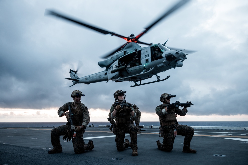 26th's MEU(SOC) MSPF Conduct Fast Rope Insertion