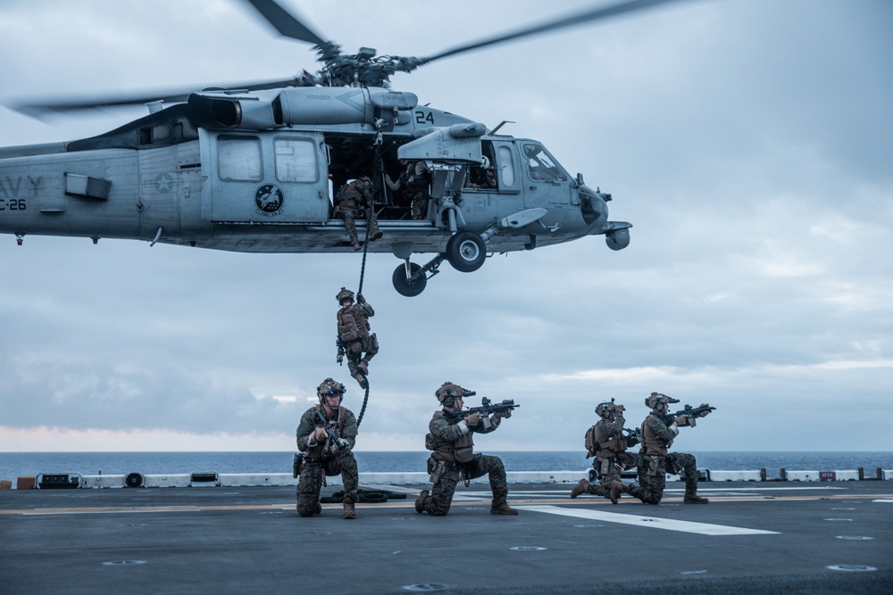 26th's MEU(SOC) MSPF Conduct Fast Rope Insertion