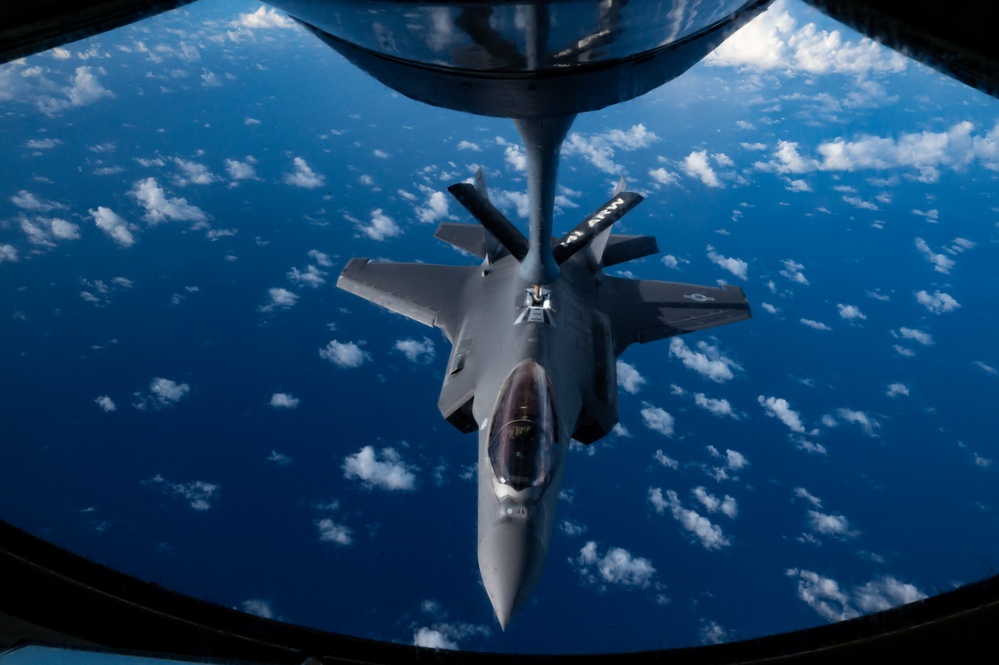 384th ARS refuels F-35s